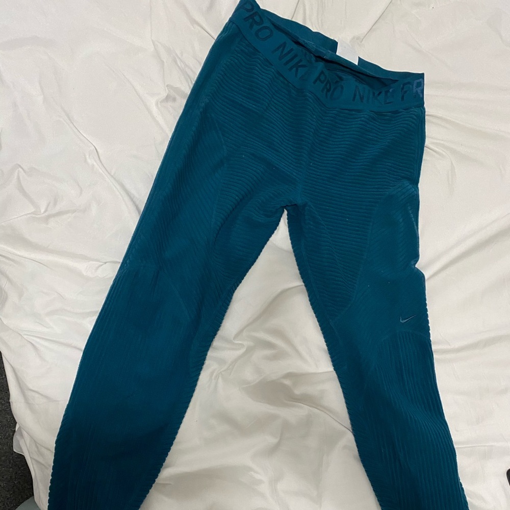 Nike thermal turtleneck/leggings set